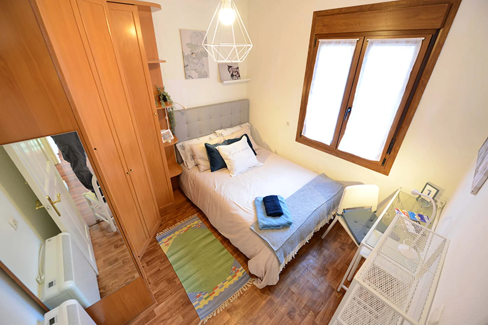 Quarto de estudante em com área de estudo e instalações partilhadas