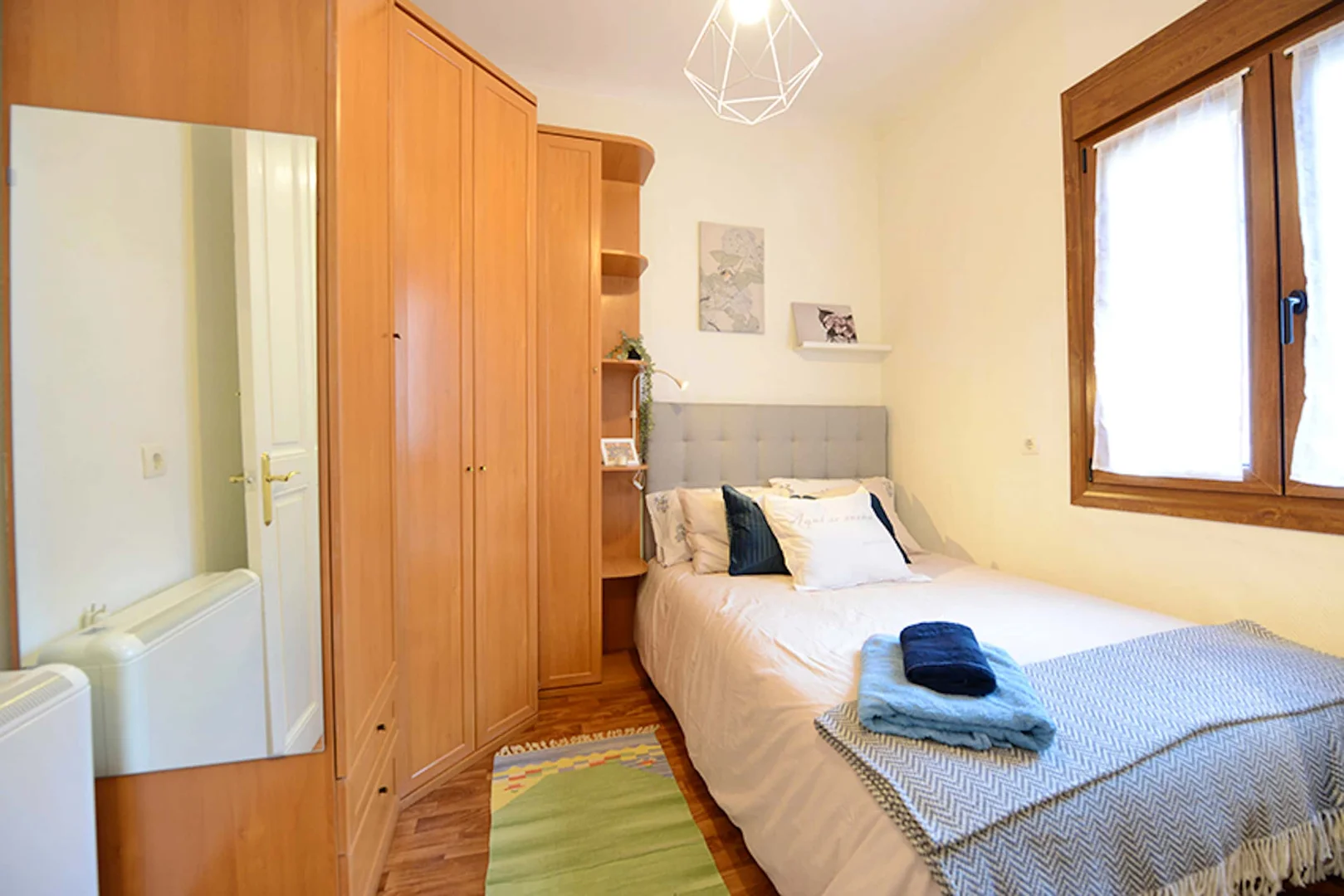 Quarto de estudante funcional perfeito para estudar em