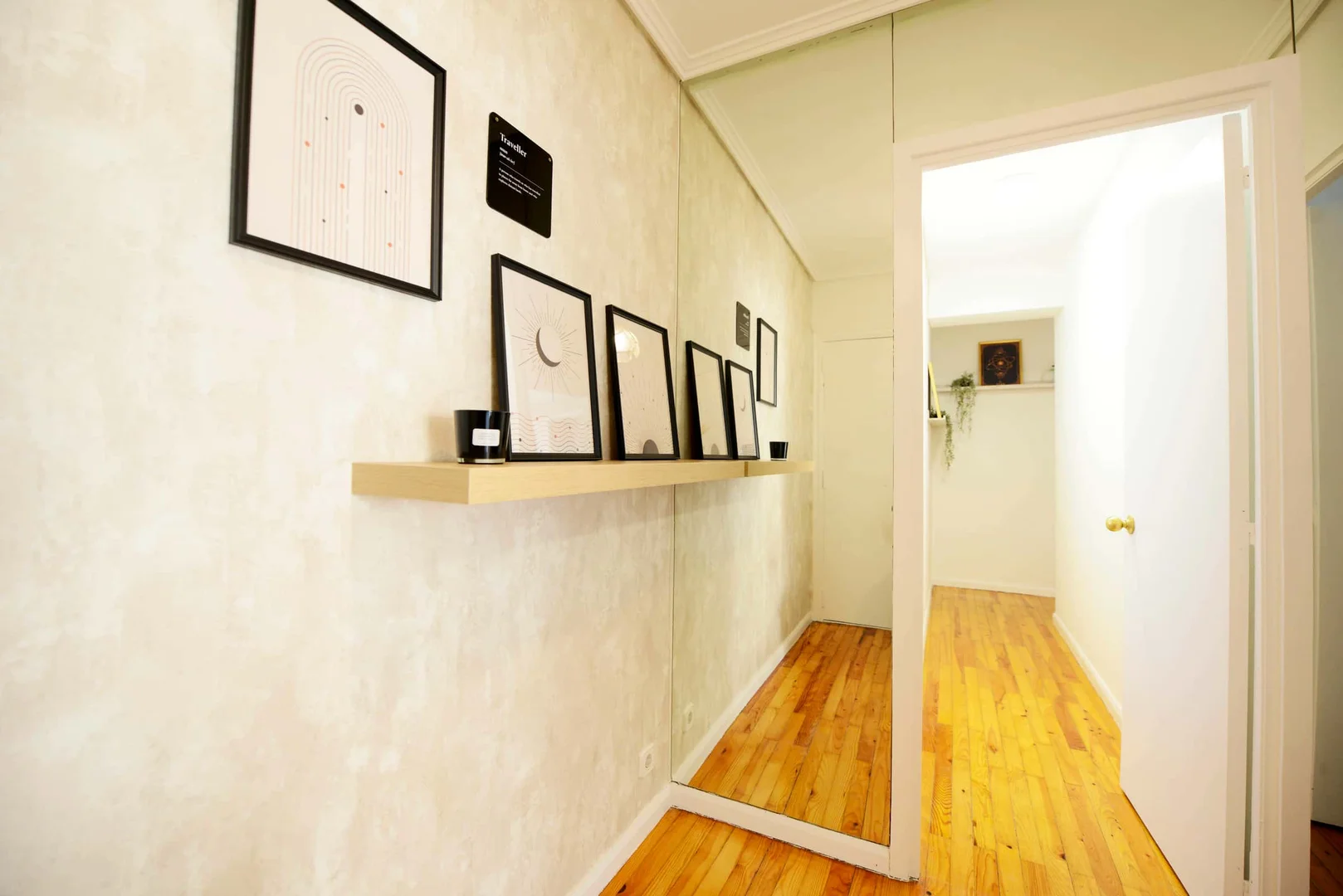 Quarto de estudante confortável e espaçoso em