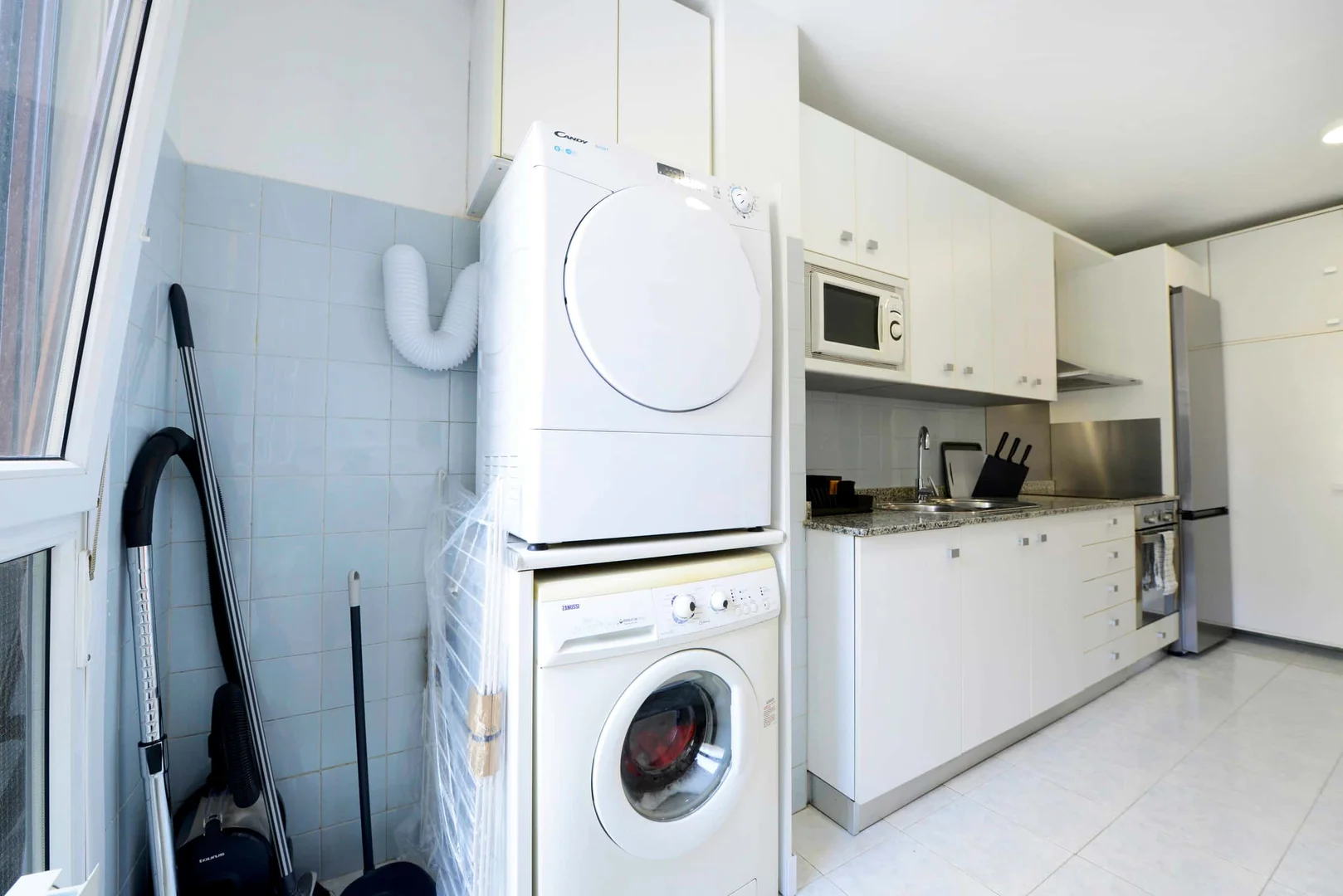 Quarto acessível para estudantes com iluminação ampla em