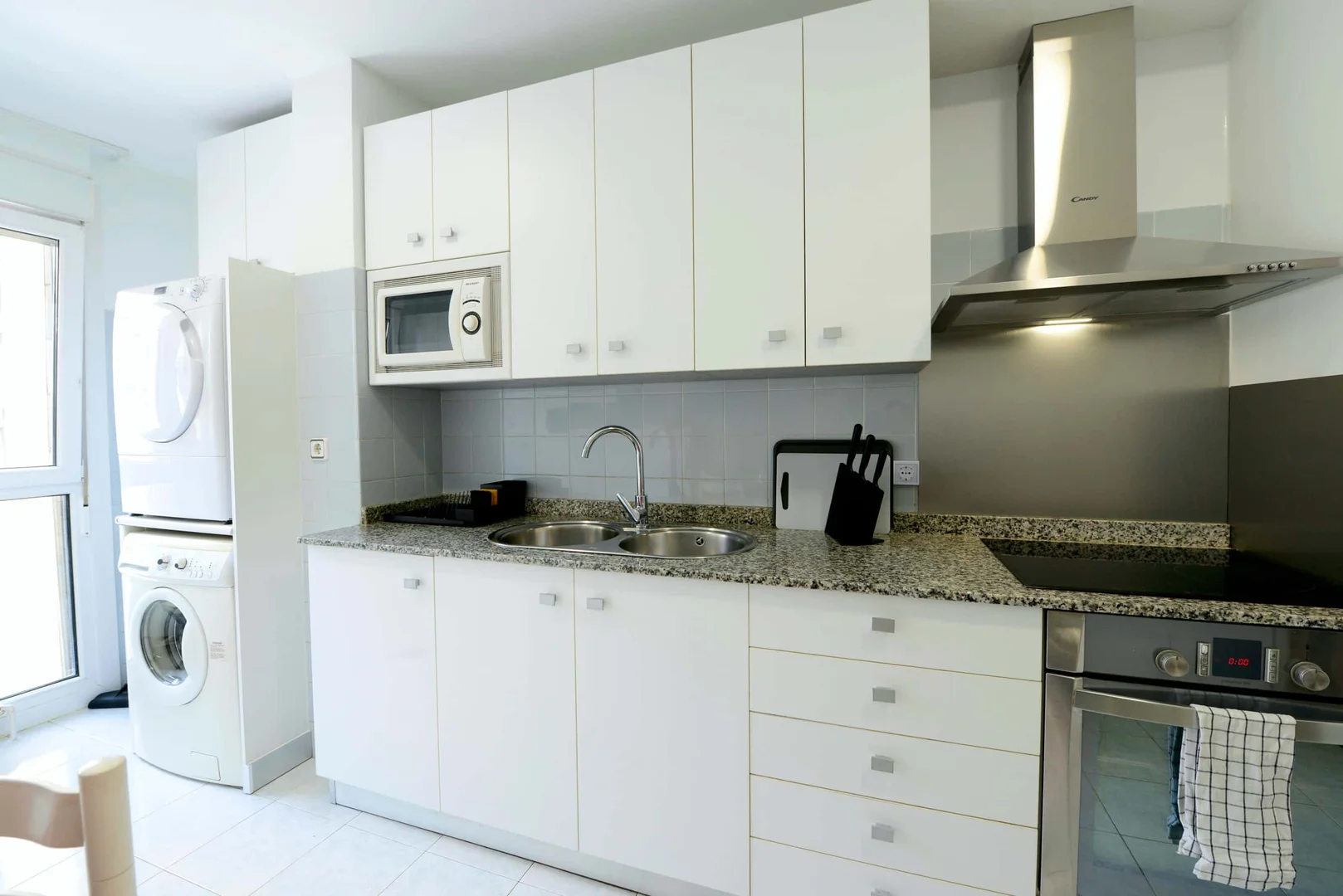 Quarto de estudante luminoso e arejado com acesso fácil à universidade em