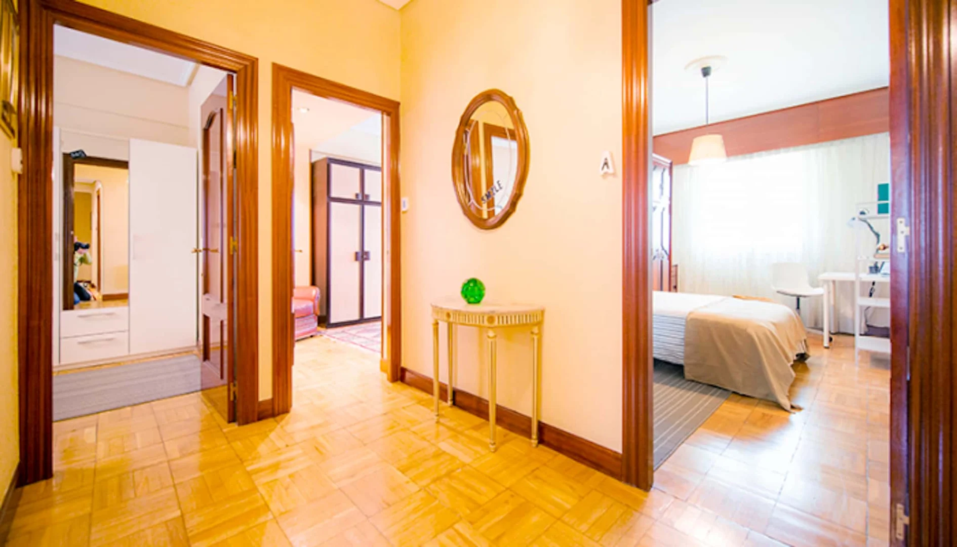 Quarto acessível para estudantes com iluminação ampla em
