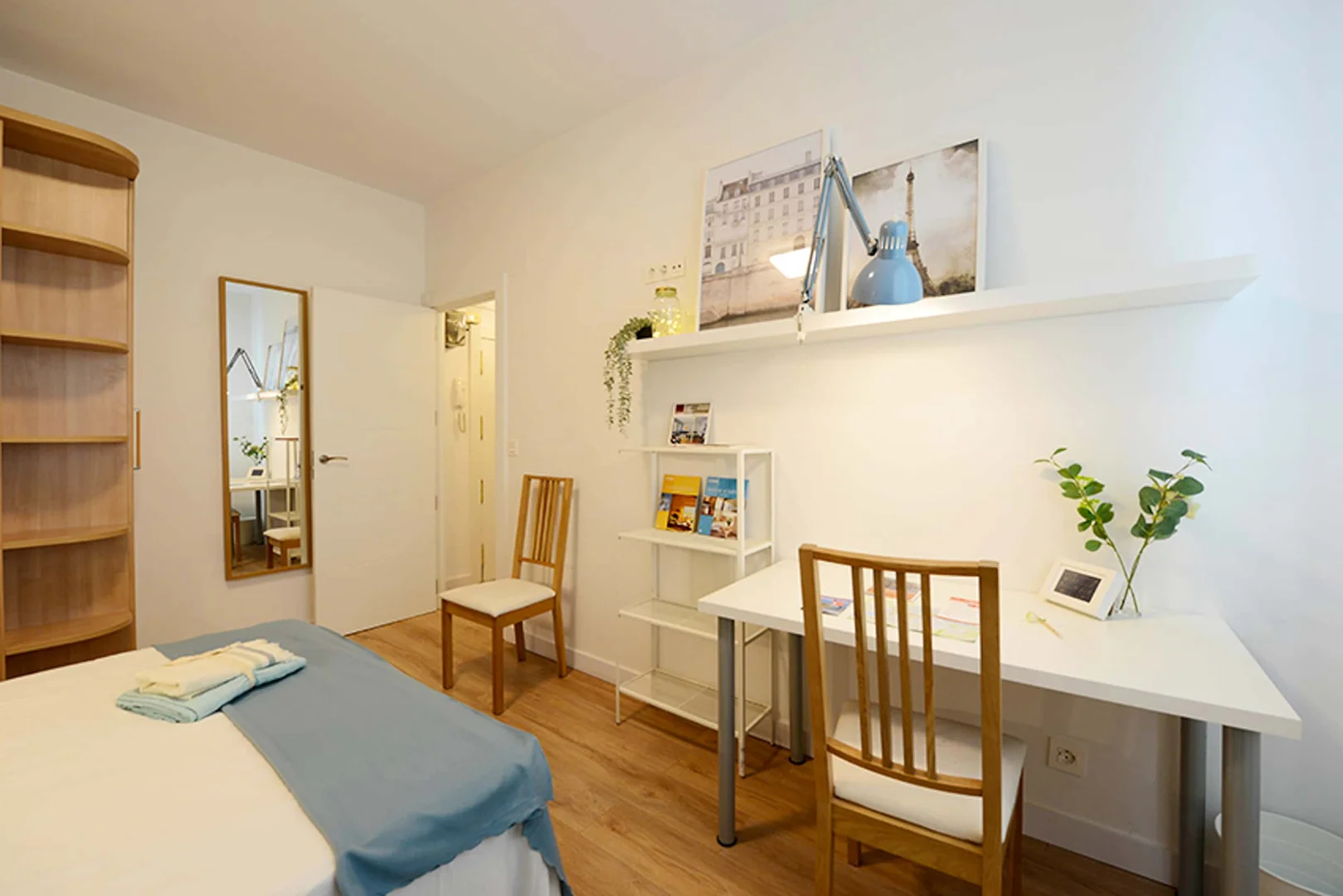 Quarto amigo do estudante em com comodidades modernas