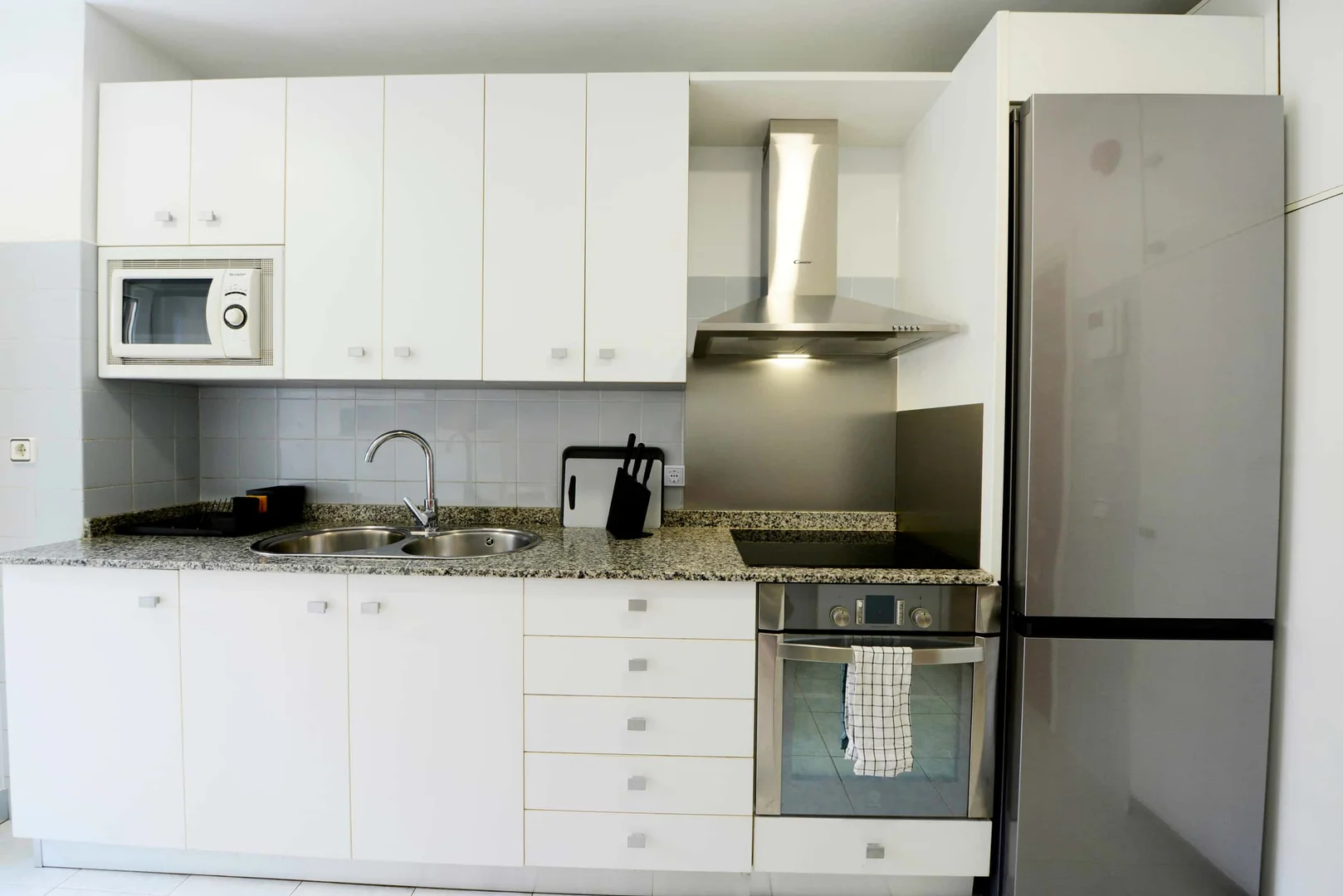 Quarto de estudante em  com área de estudo e instalações partilhadas