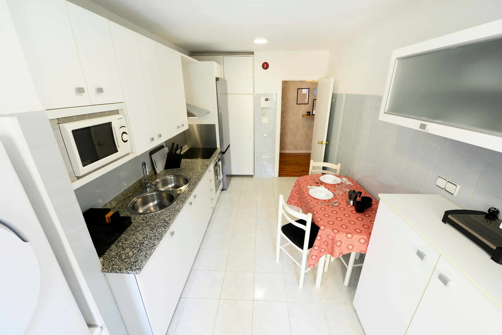 Quarto para alugar em apartamento de estudantes em , totalmente mobilado