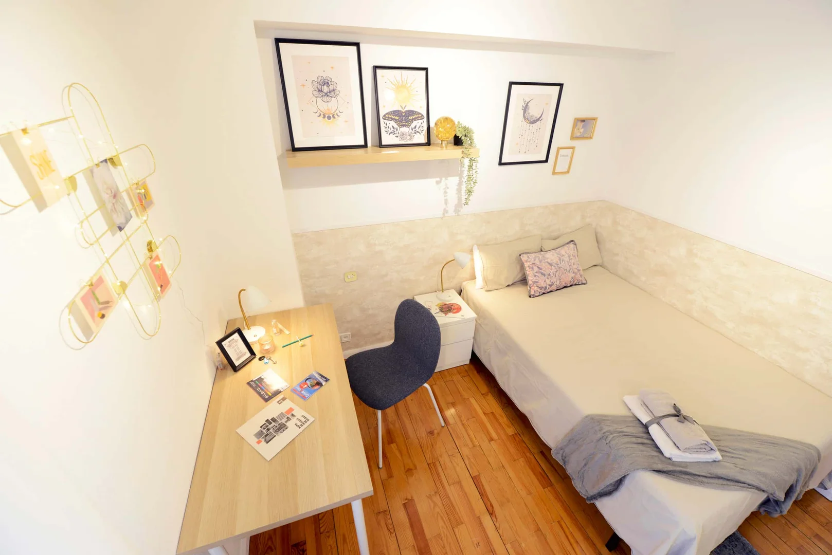 Quarto de estudante confortável e espaçoso em 