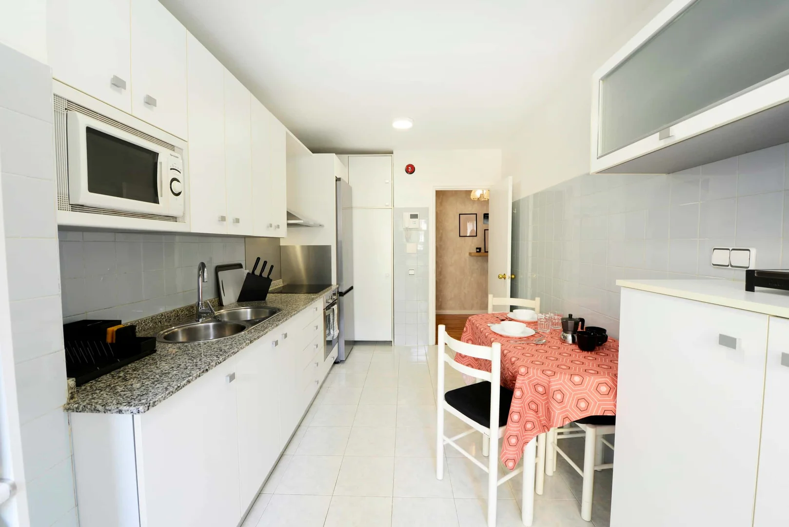 Quarto de estudante em  com área de estudo e instalações partilhadas