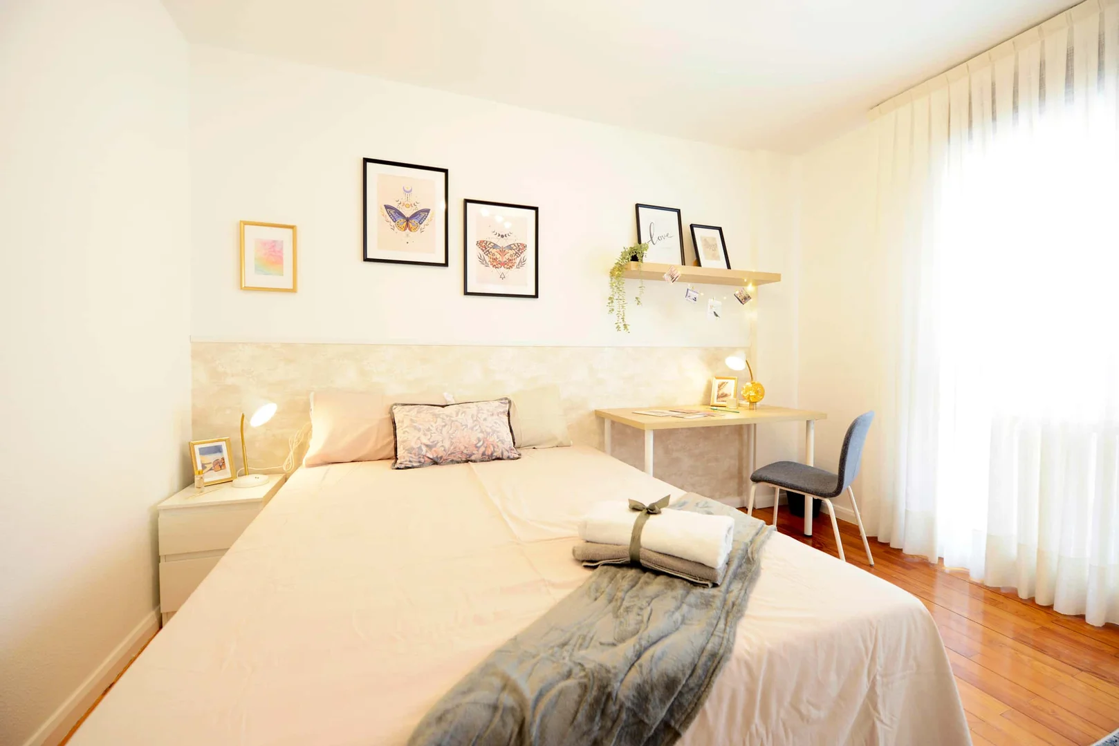 Quarto de estudante em  com área de estudo e instalações partilhadas