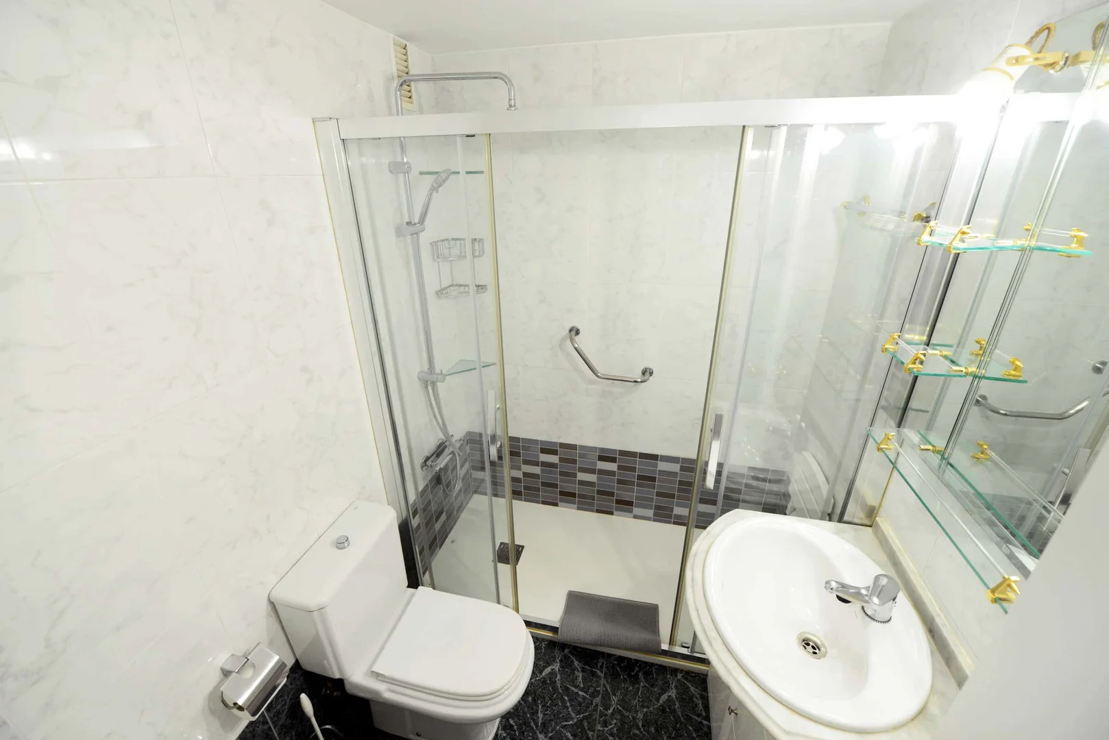 Quarto de estudante confortável e espaçoso em 