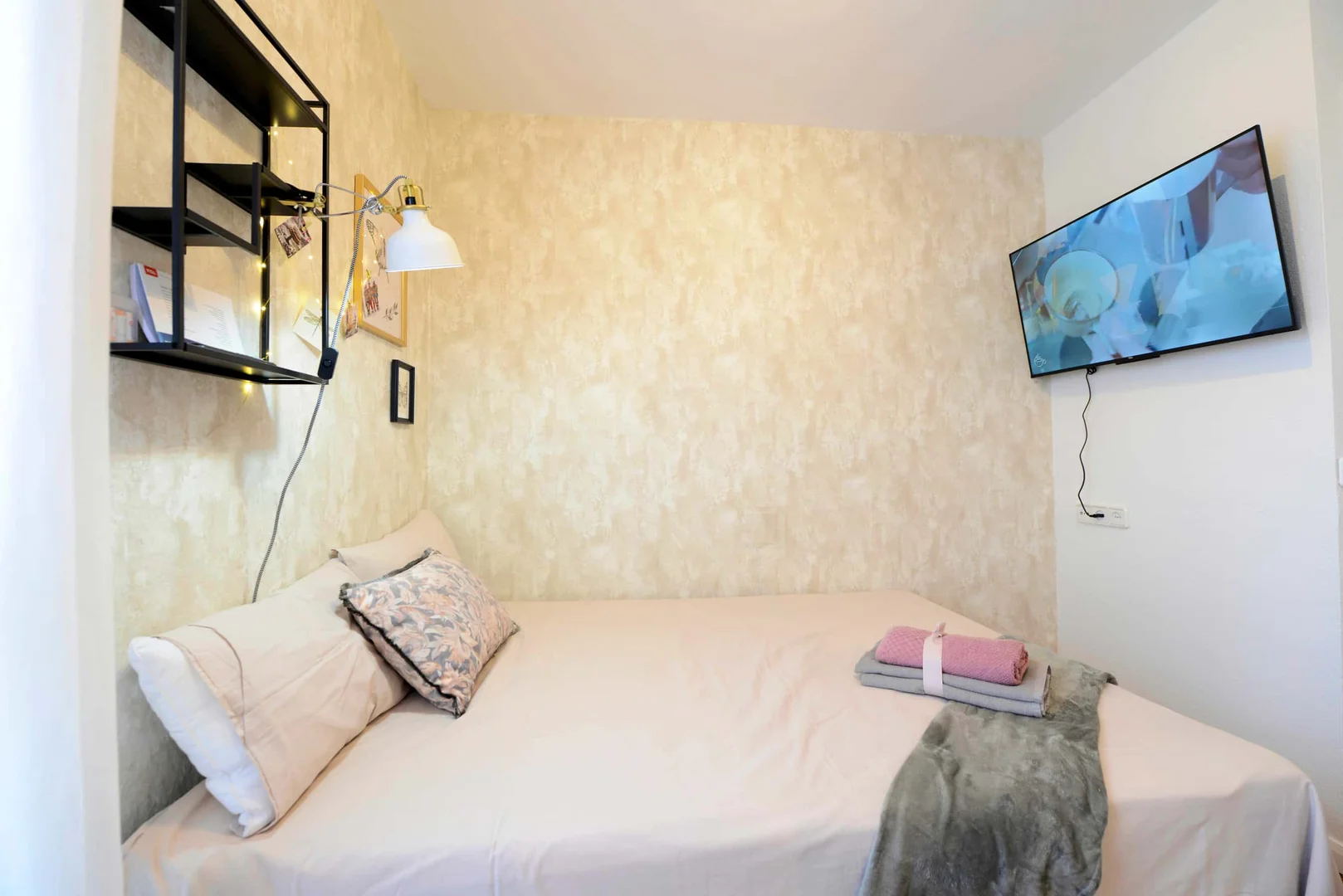 Quarto de estudante confortável e espaçoso em