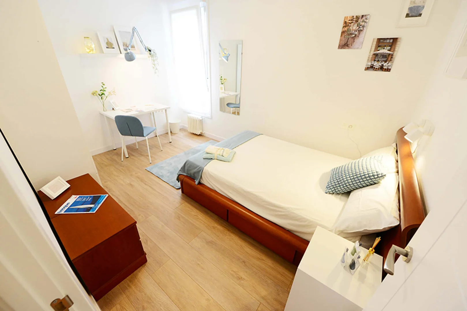 Quarto acessível para estudantes com iluminação ampla em 