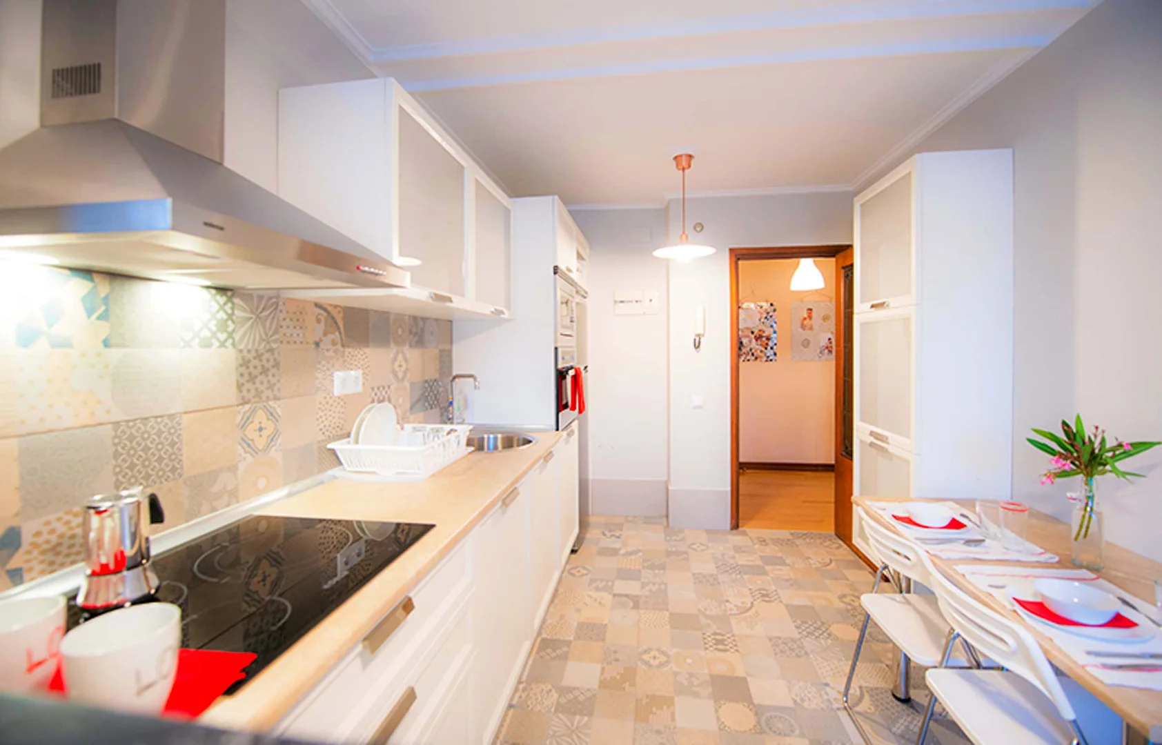 Quarto para alugar em apartamento de estudantes em , totalmente mobilado