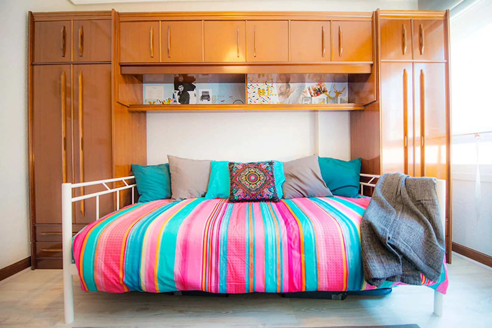 Quarto acessível para estudantes com iluminação ampla em