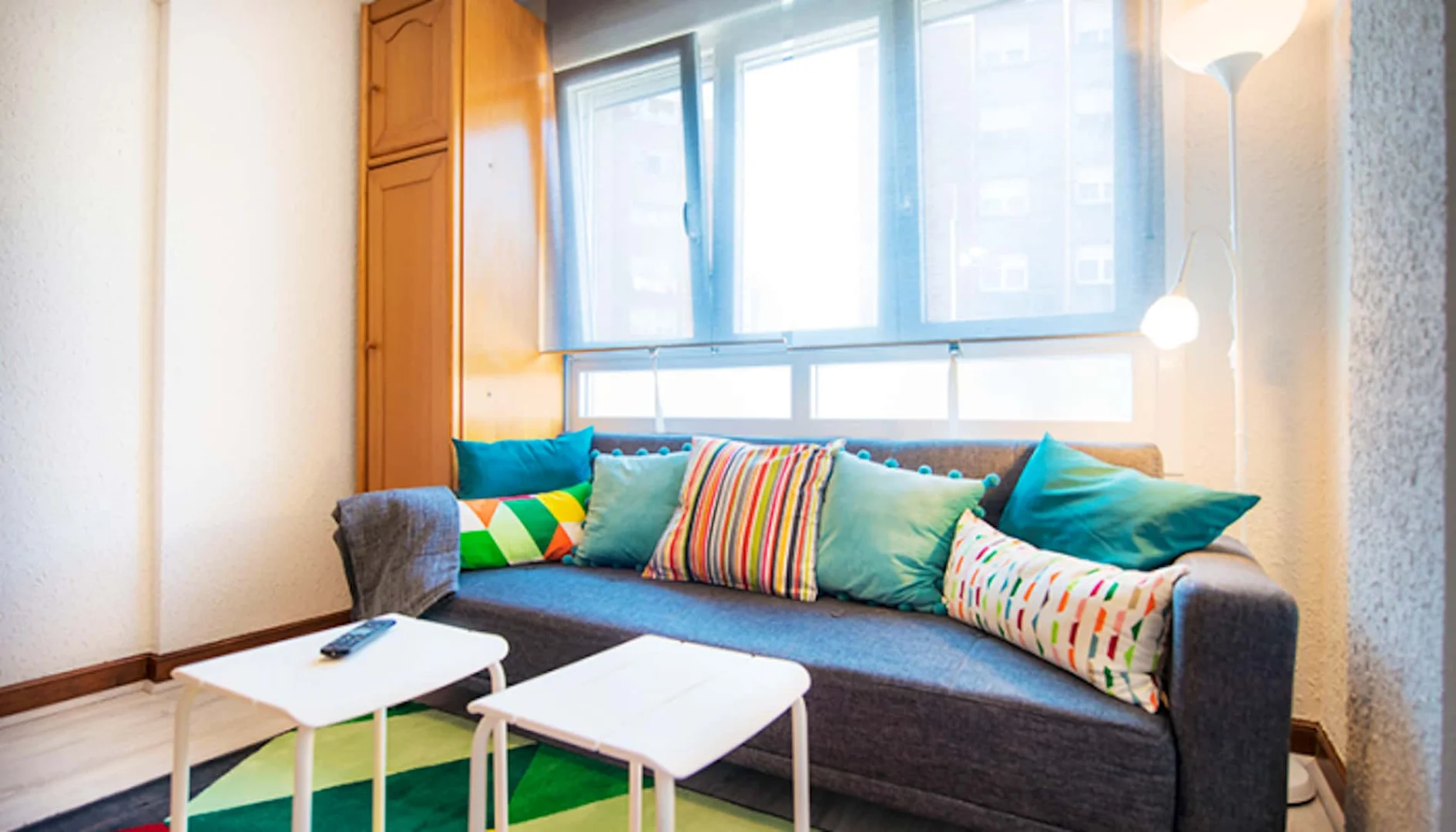 Quarto acessível para estudantes com iluminação ampla em