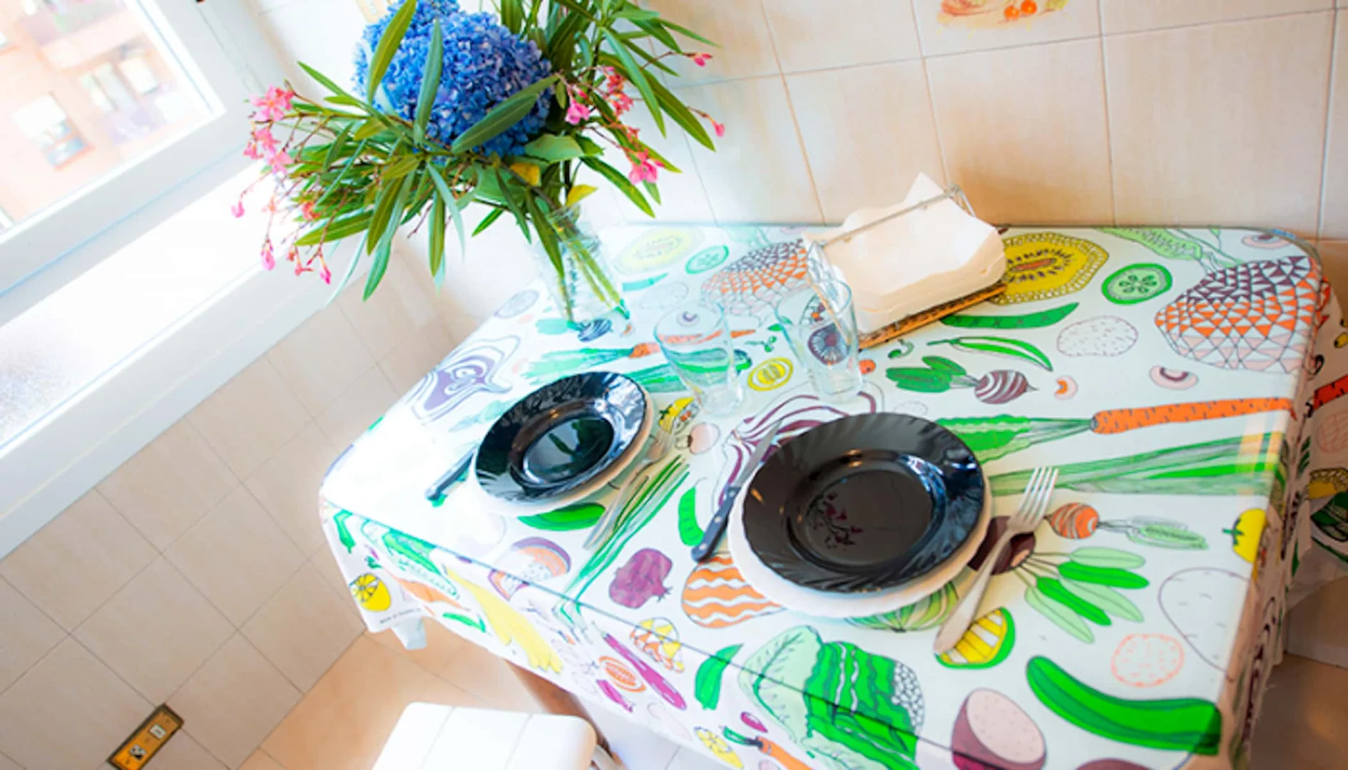 Quarto para alugar em apartamento de estudantes em , totalmente mobilado
