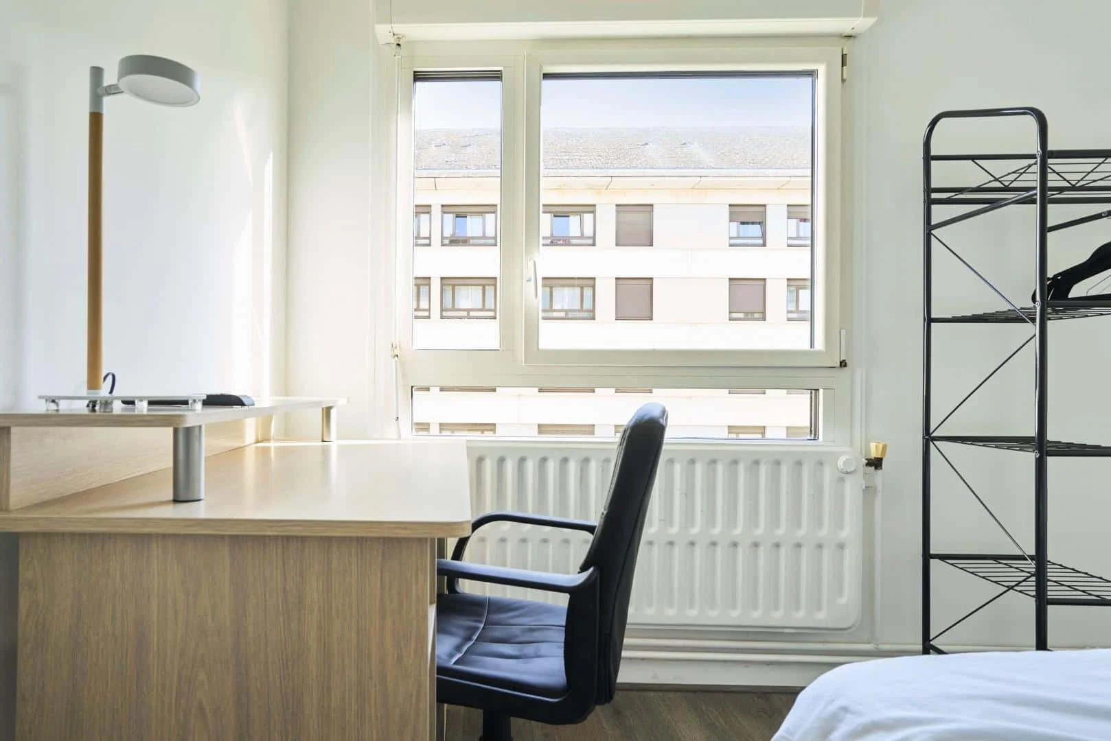 Functional student room perfect for studying in 