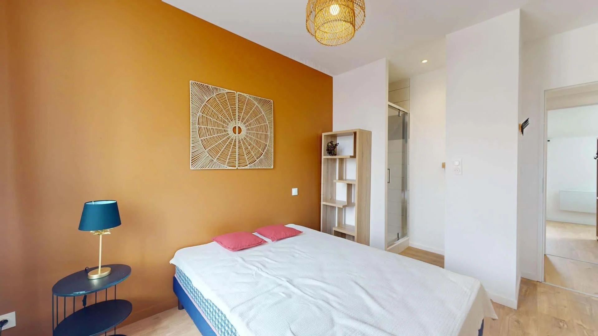 Habitación estudiantil luminosa y aireada con fácil acceso a la universidad en 