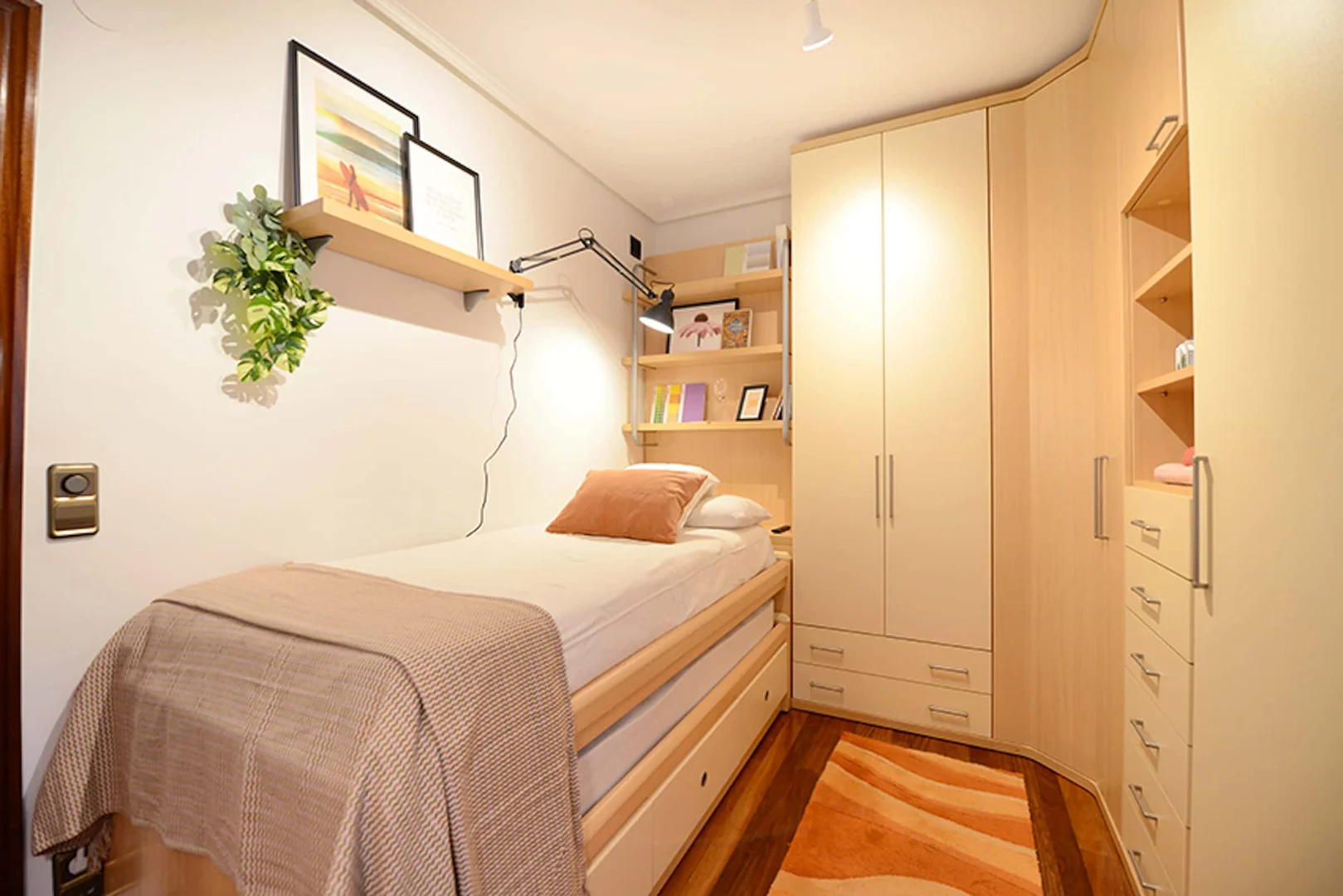 Quarto de estudante confortável e espaçoso em 