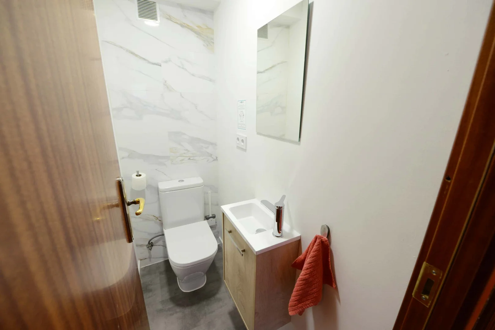 Quarto de estudante em  com área de estudo e instalações partilhadas