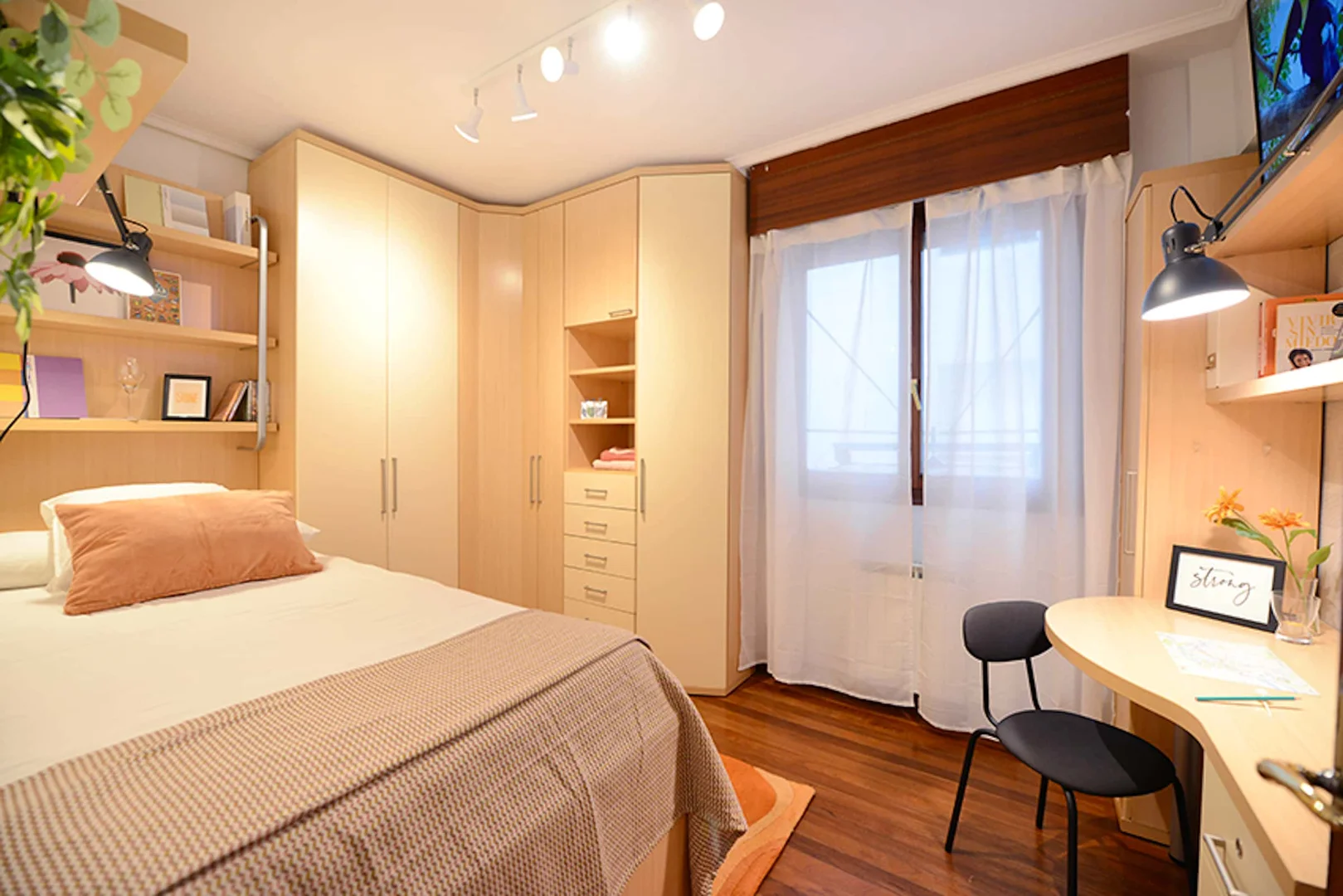 Quarto de estudante em  com área de estudo e instalações partilhadas