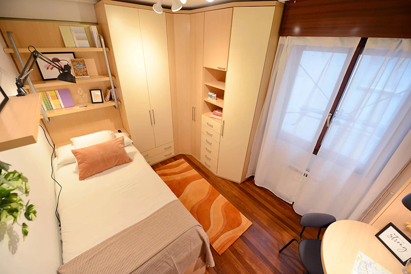 Quarto de estudante luminoso e arejado com acesso fácil à universidade em 