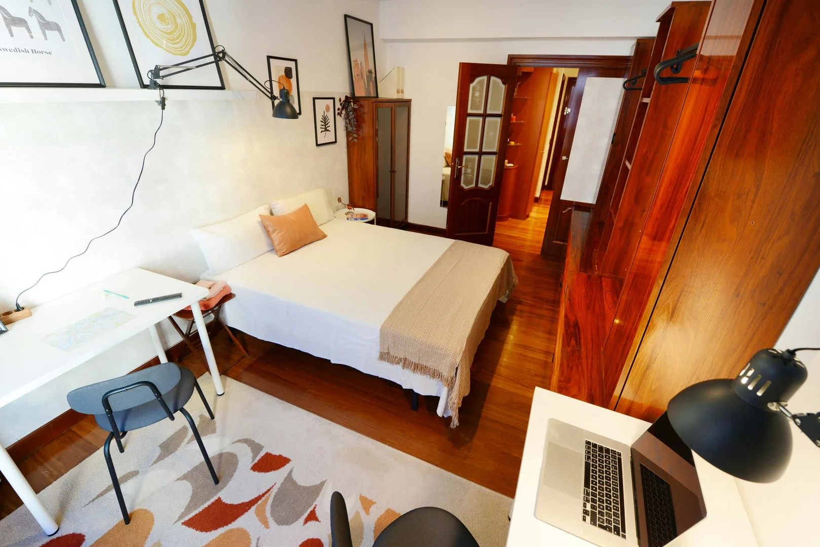 Quarto de estudante confortável e espaçoso em