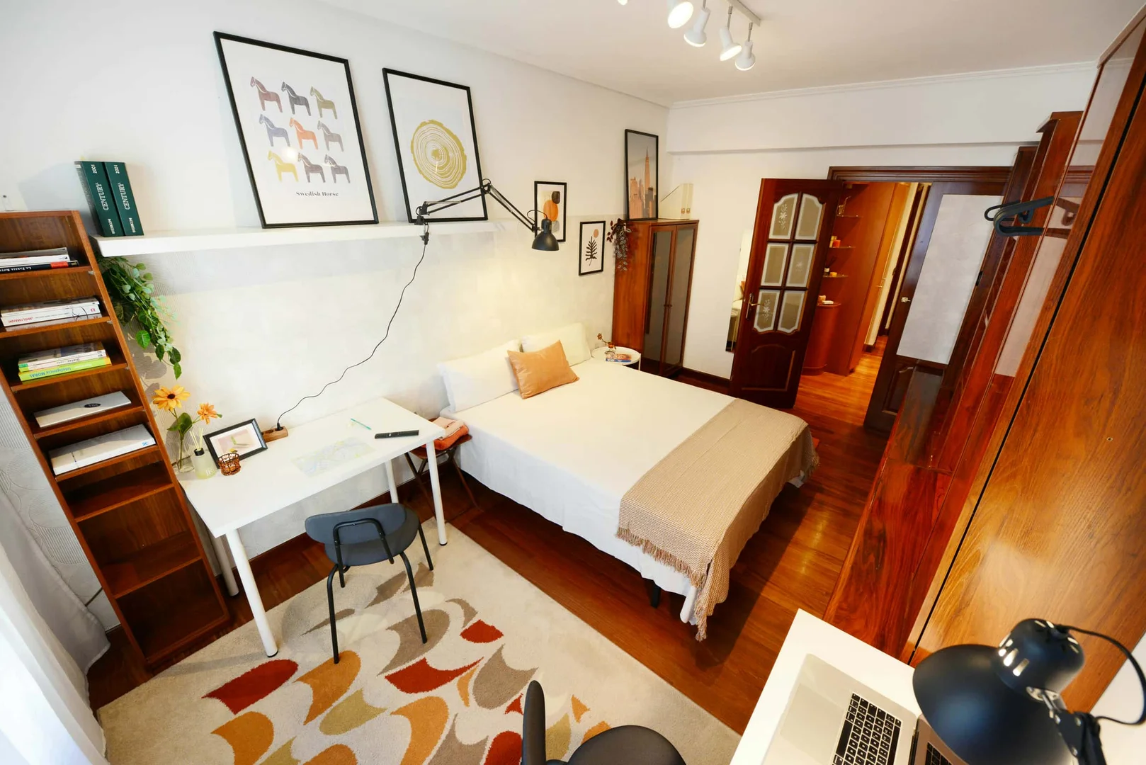 Quarto de estudante confortável e espaçoso em