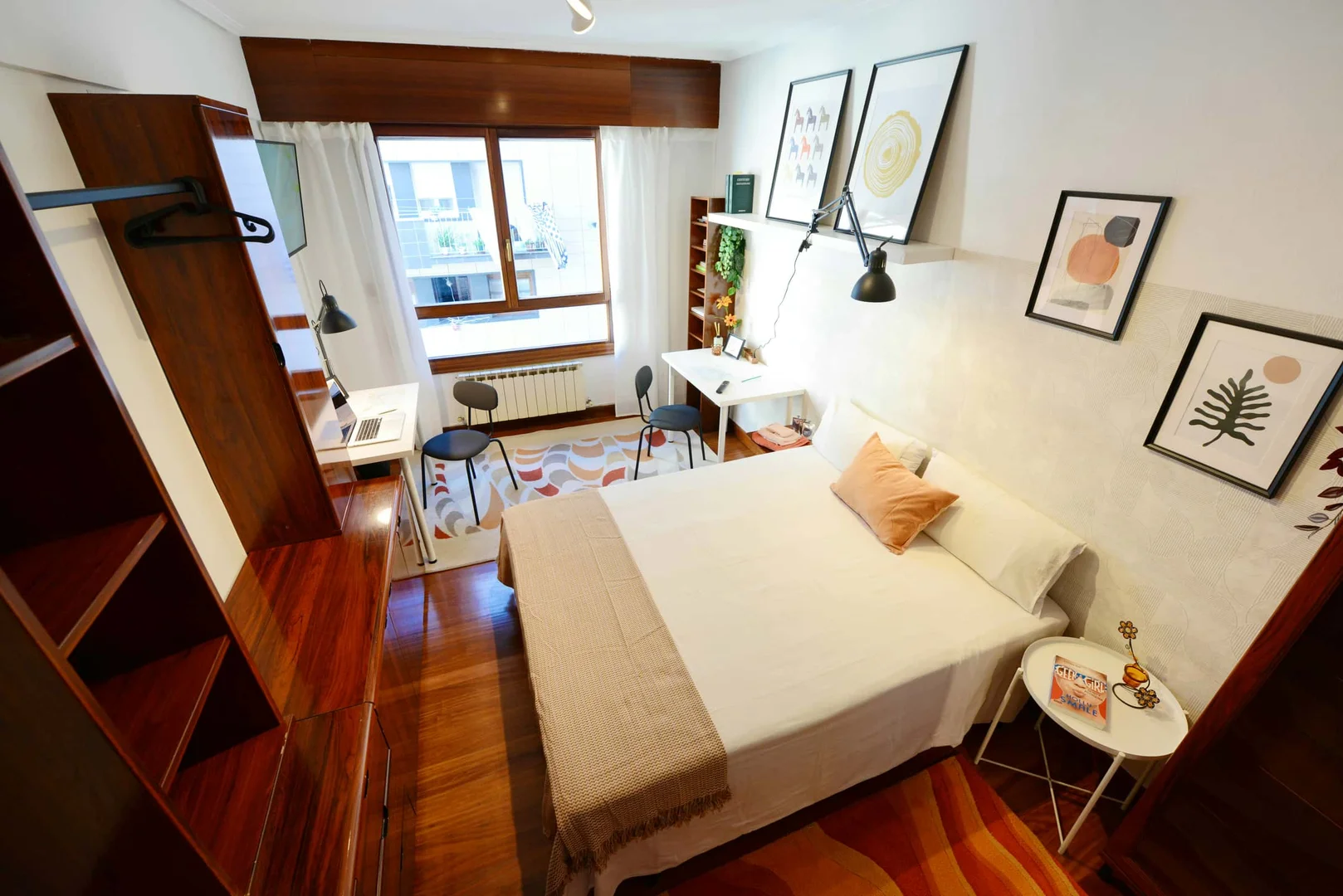 Quarto acessível para estudantes com iluminação ampla em