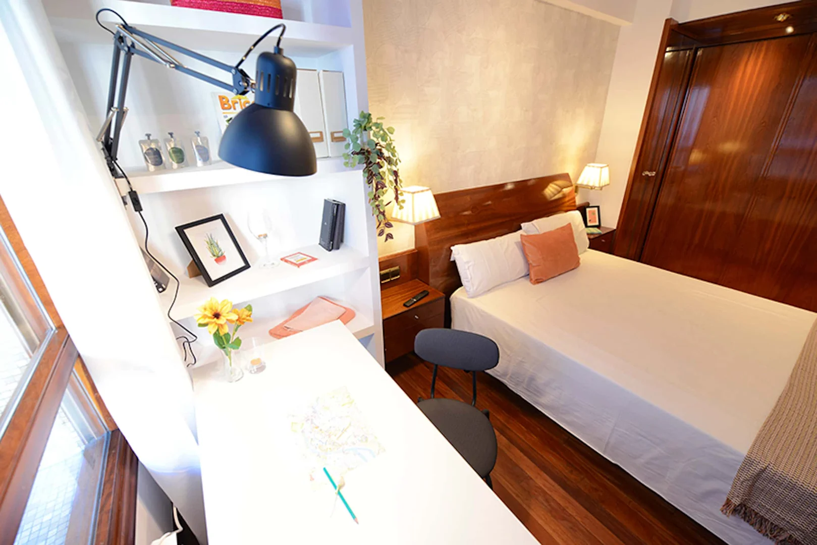 Quarto de estudante em com área de estudo e instalações partilhadas