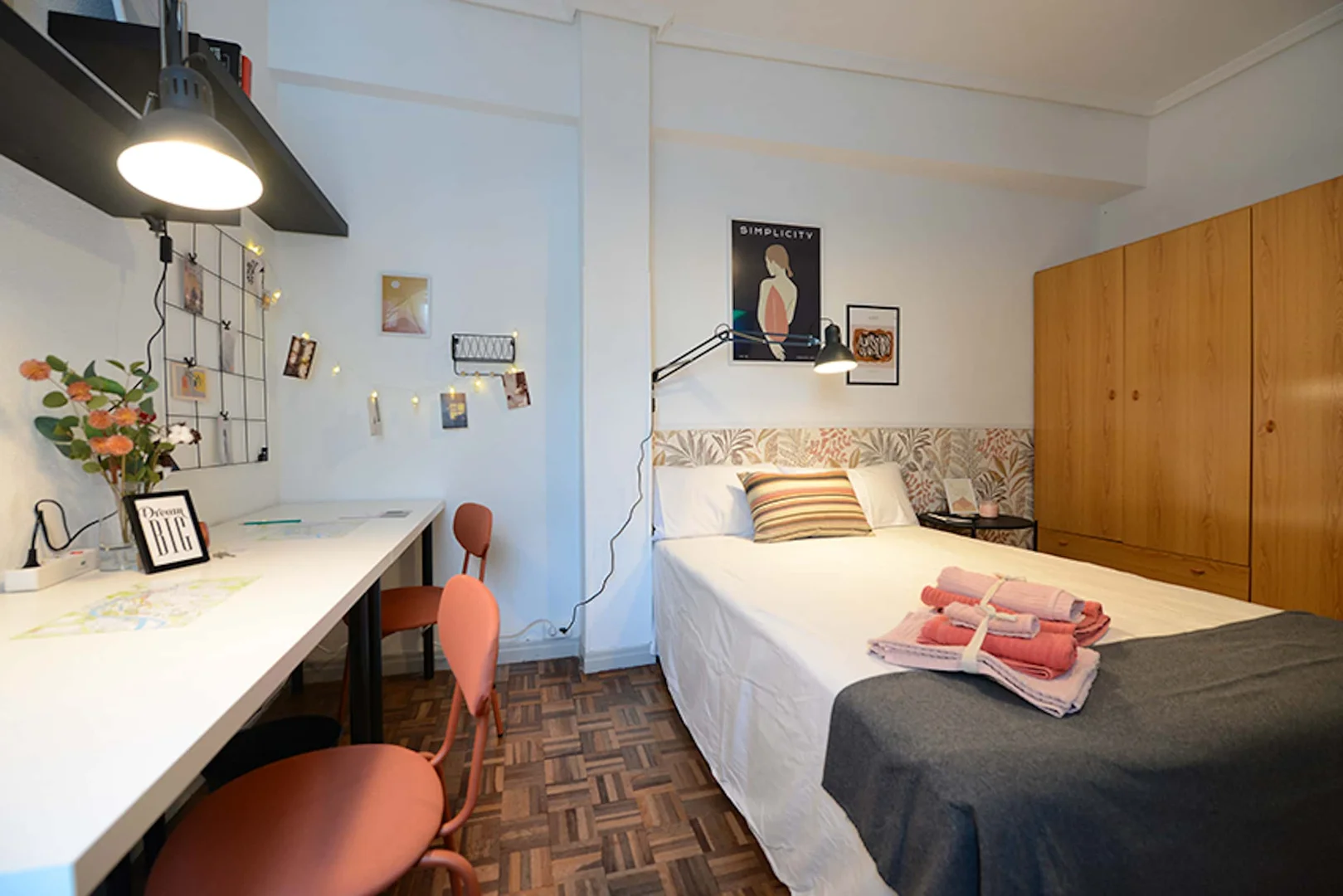 Quarto de estudante confortável e espaçoso em 