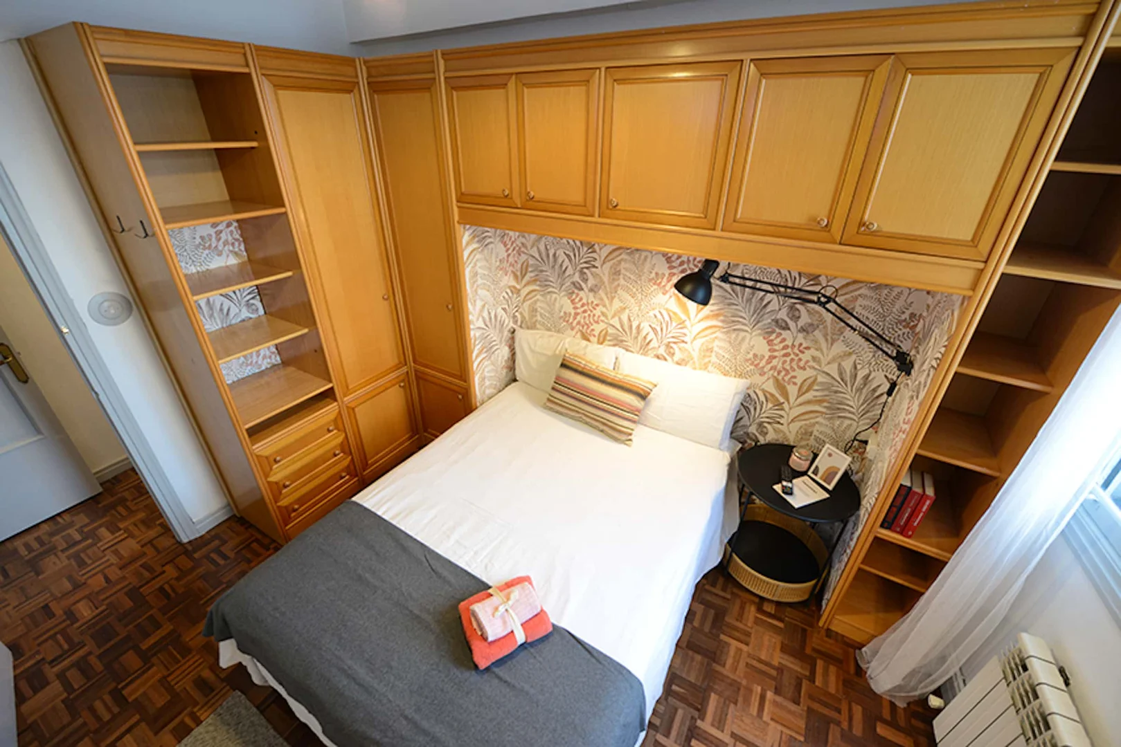 Quarto de estudante confortável e espaçoso em 