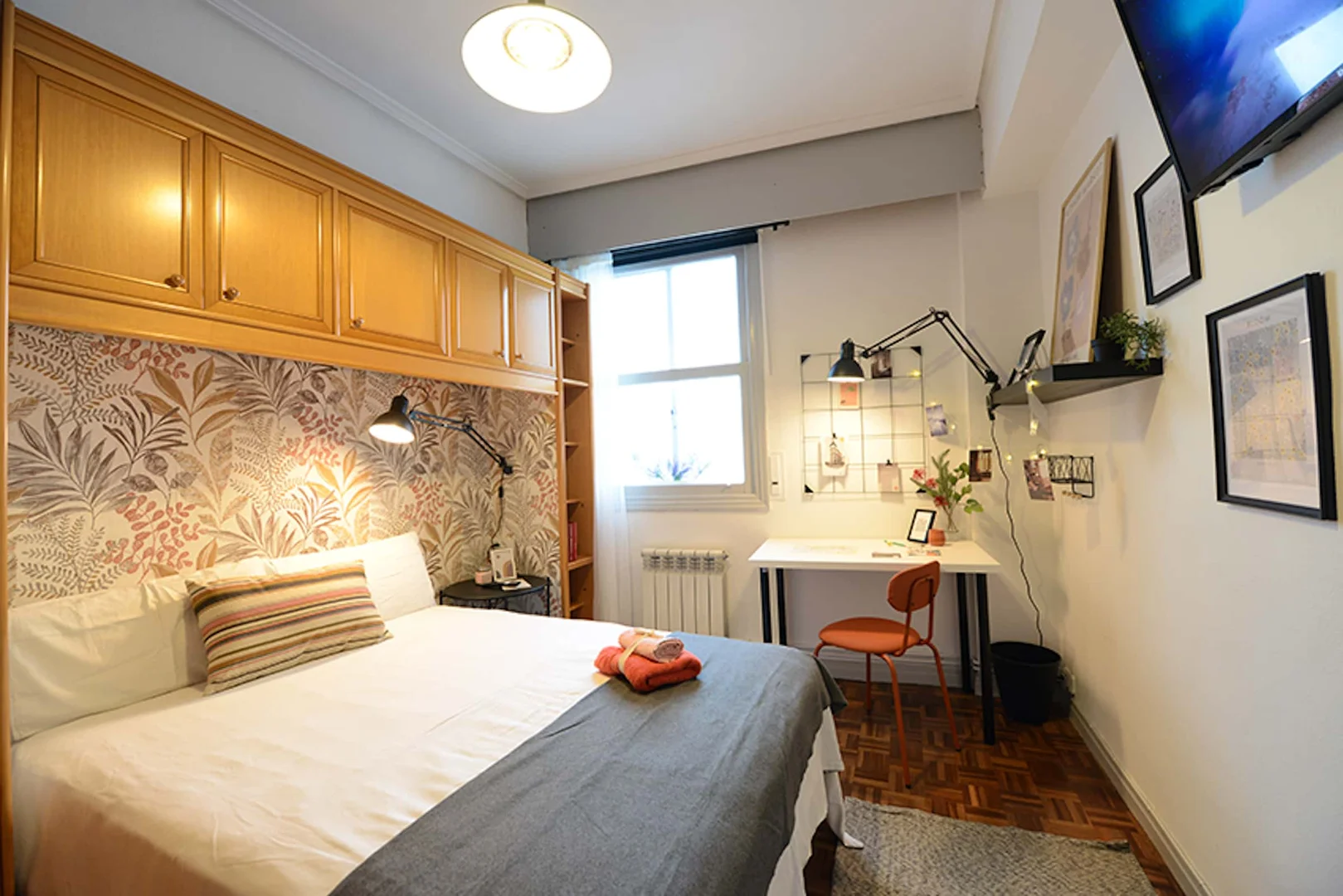Quarto acessível para estudantes com iluminação ampla em 