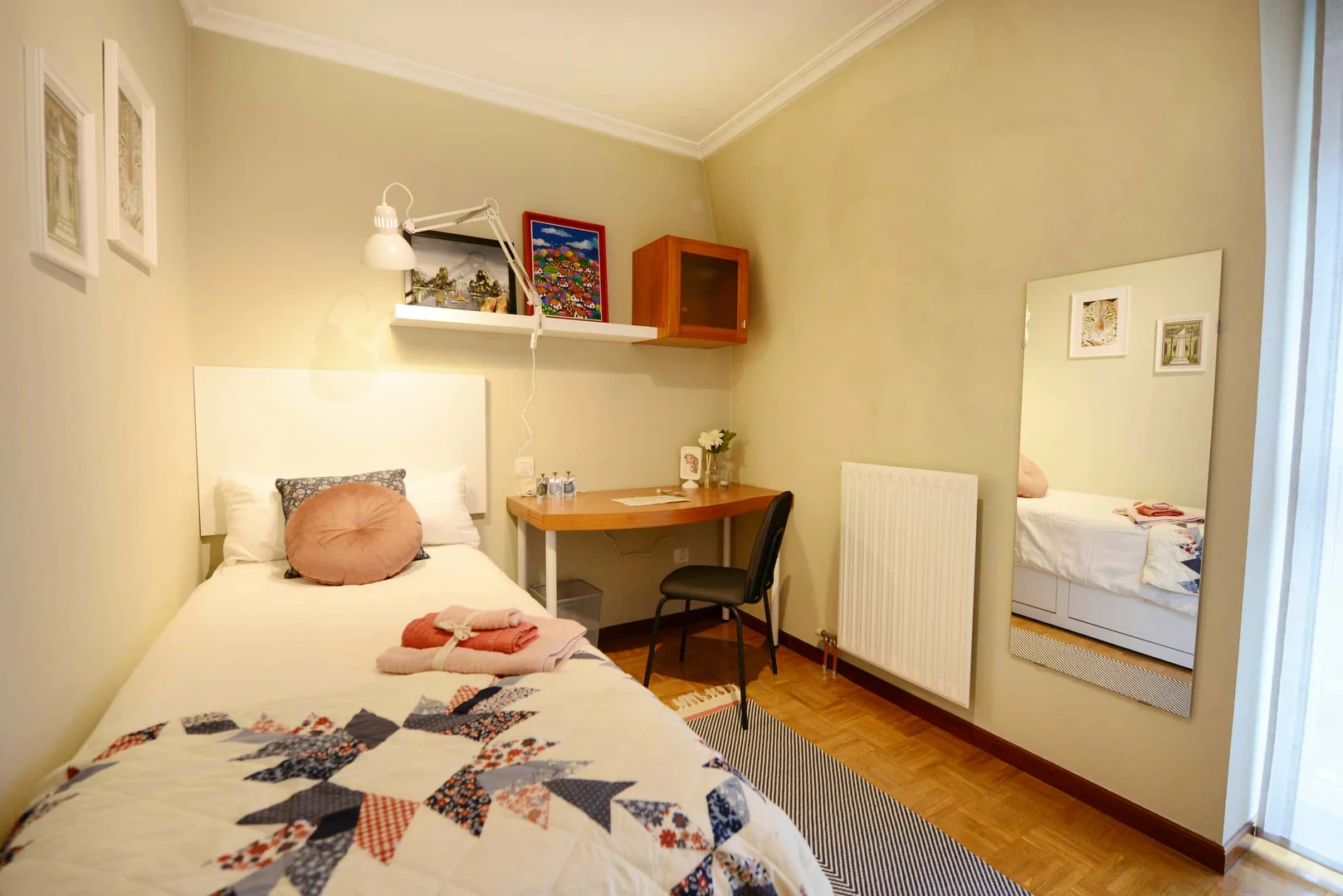 Functional student room perfect for studying in 