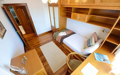 Quarto privado em Lezamako Trenbide Zaharreko Bidea, 48007 Bilbo, Bizkaia, Spain, imagem 3 de 29
