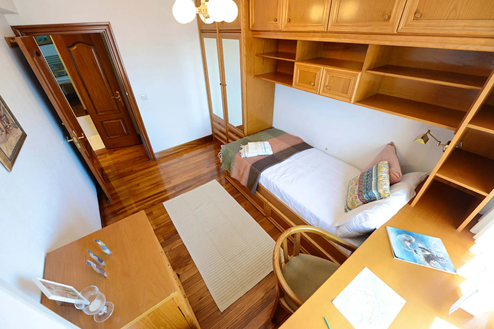 Quarto de estudante em  com área de estudo e instalações partilhadas
