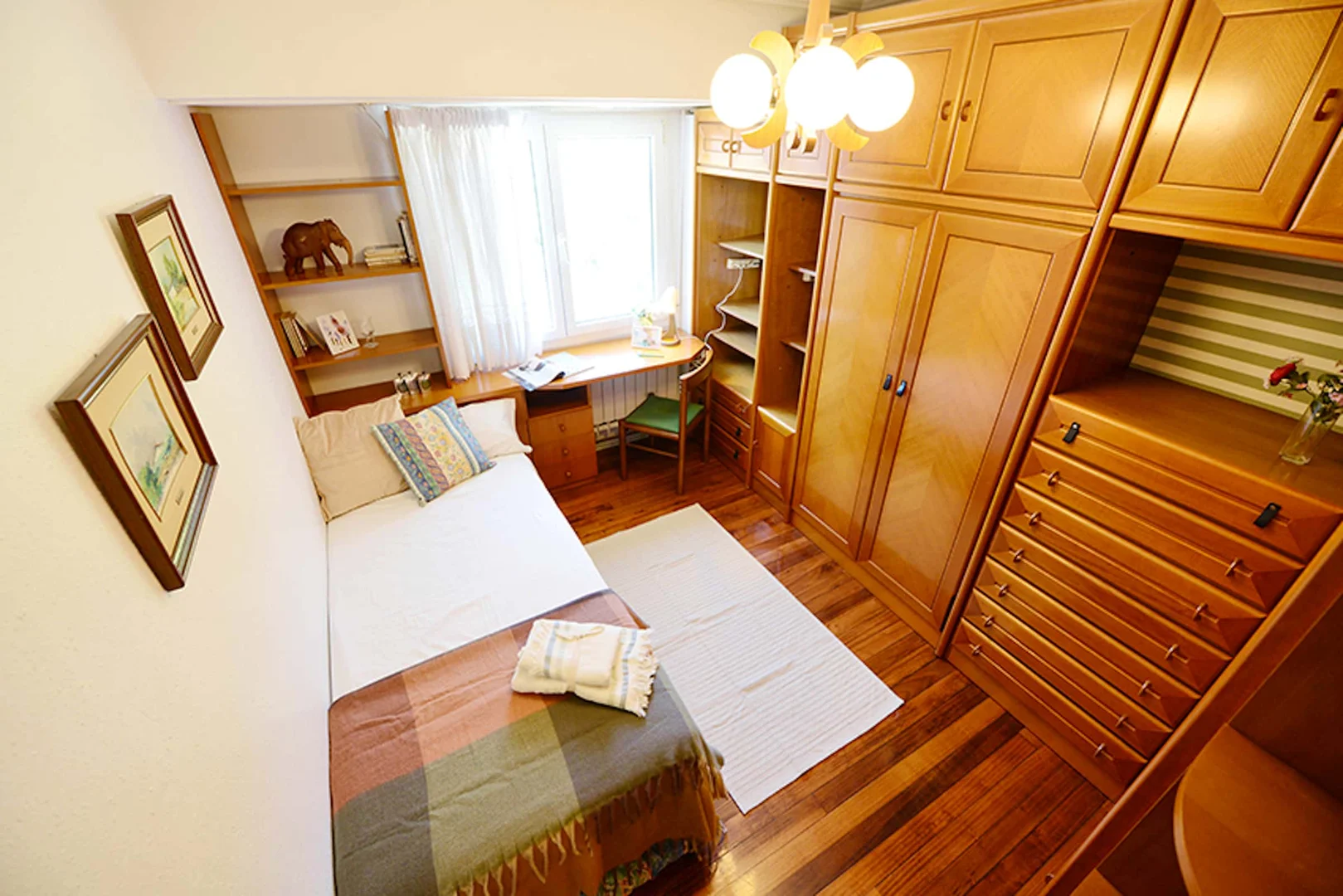 Quarto de estudante luminoso e arejado com acesso fácil à universidade em