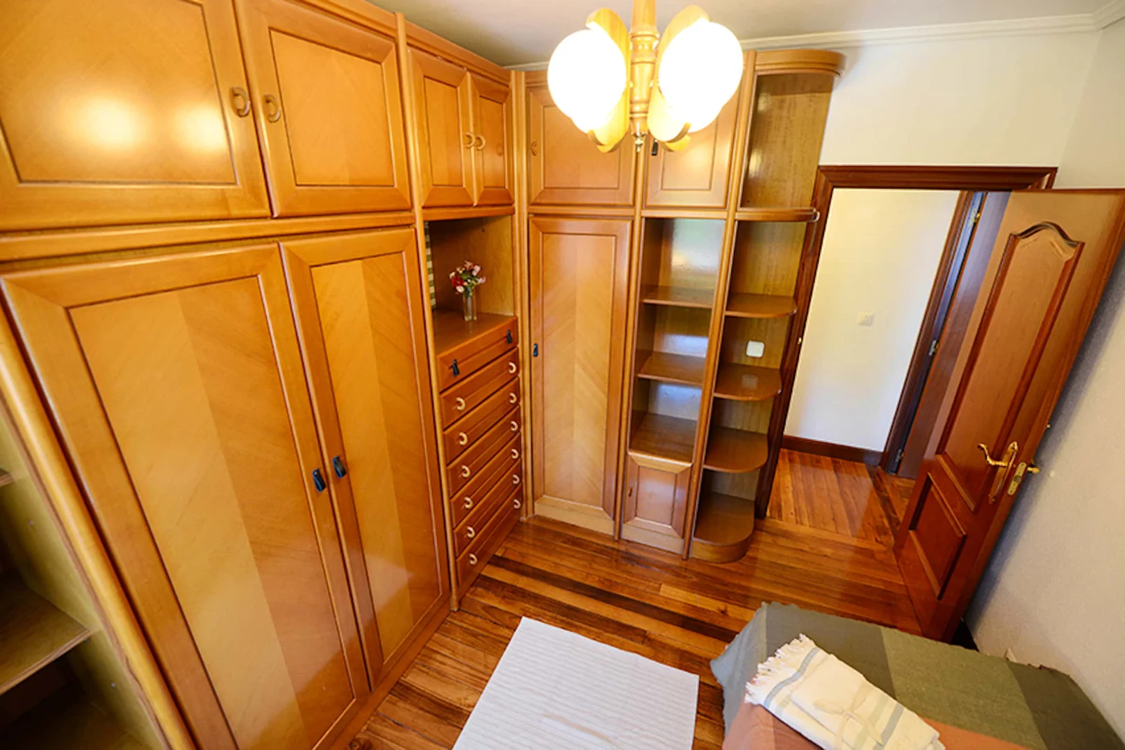 Quarto acolhedor para estudantes disponível em