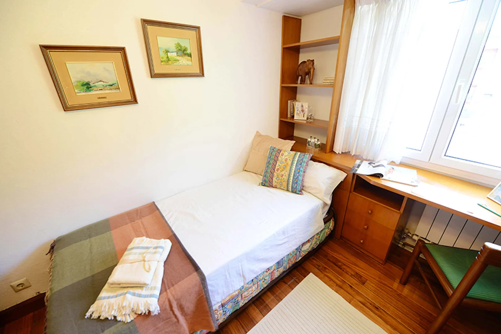Quarto acolhedor para estudantes disponível em