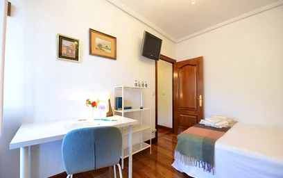 Quarto privado em Lezamako Trenbide Zaharreko Bidea, 48007 Bilbo, Bizkaia, Spain, imagem 6 de 30