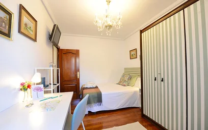 Quarto privado em Lezamako Trenbide Zaharreko Bidea, 48007 Bilbo, Bizkaia, Spain, imagem 3 de 30