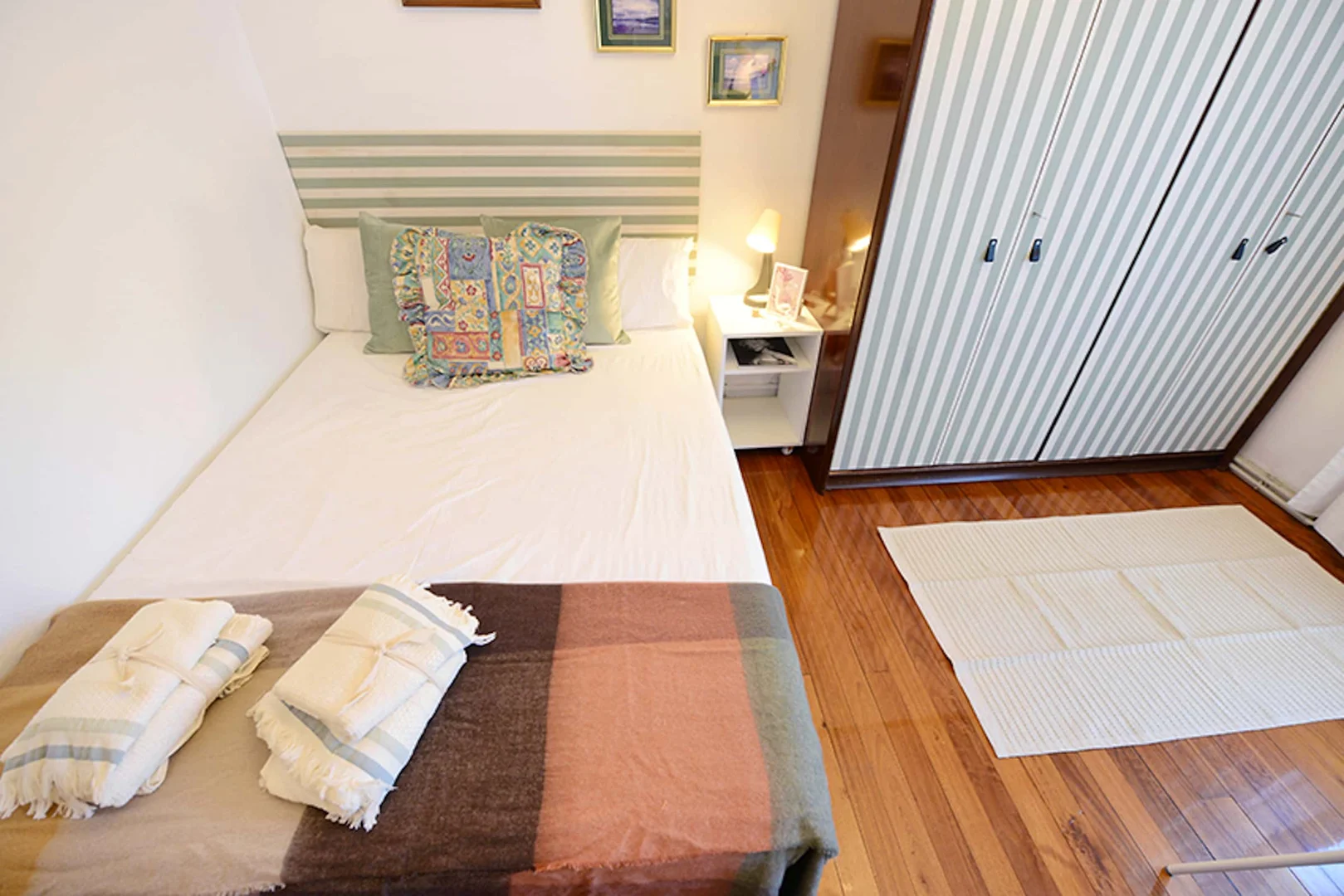 Quarto de estudante luminoso e arejado com acesso fácil à universidade em