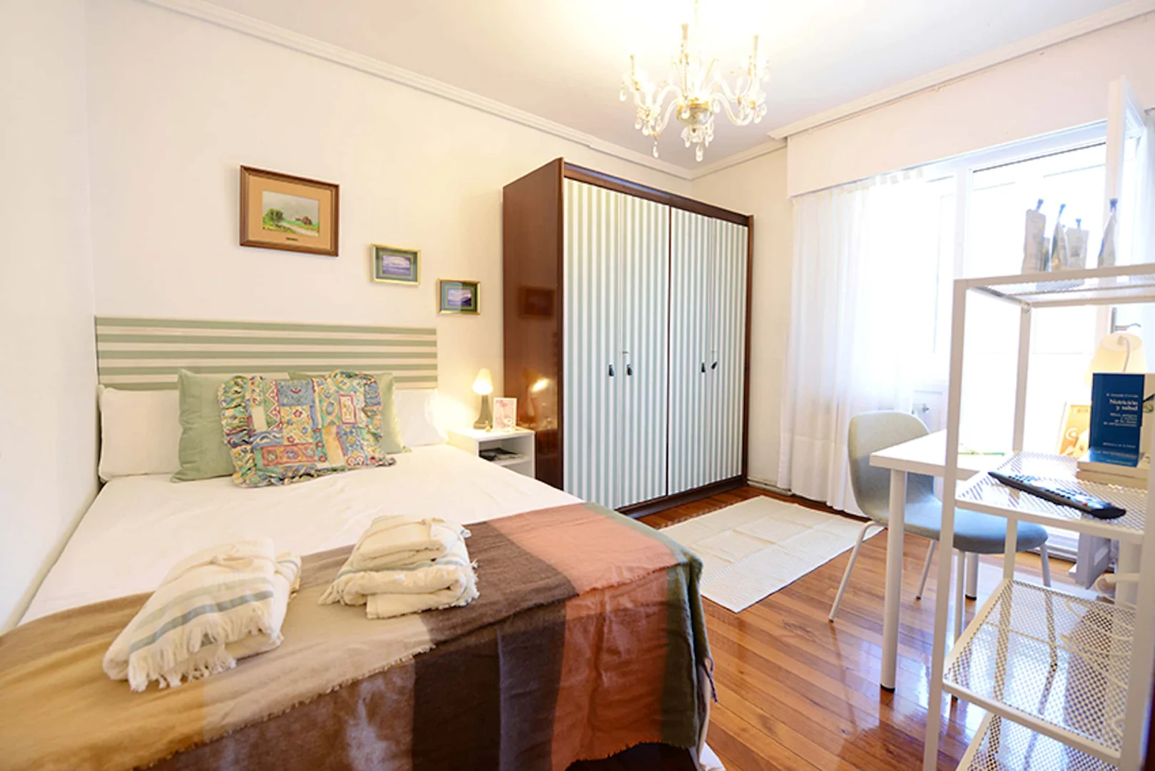 Quarto de estudante em com área de estudo e instalações partilhadas