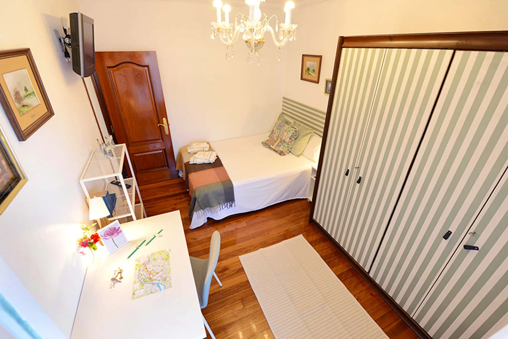 Quarto de estudante económico perto do campus em