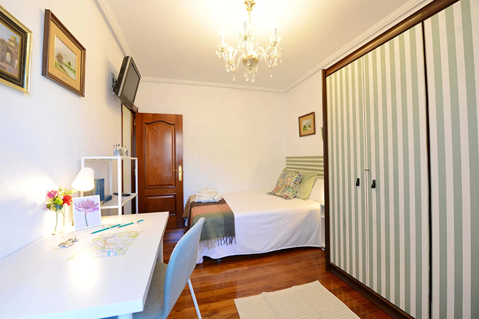 Quarto amigo do estudante em com comodidades modernas