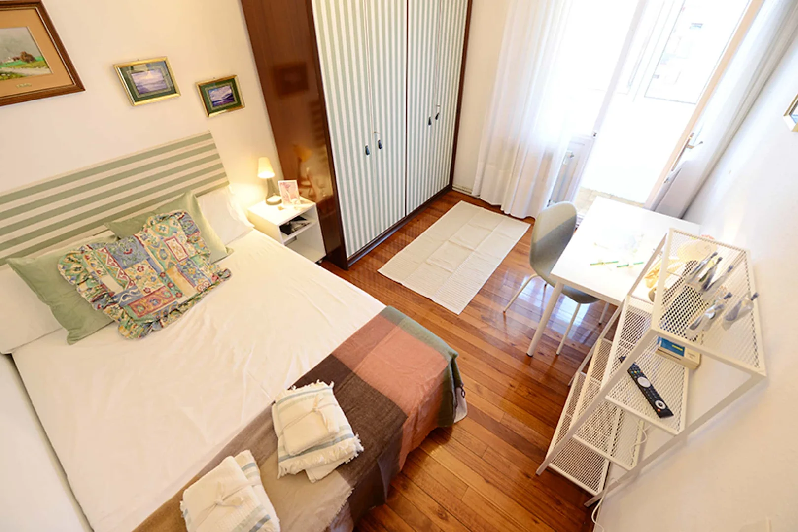 Quarto amigo do estudante em com comodidades modernas