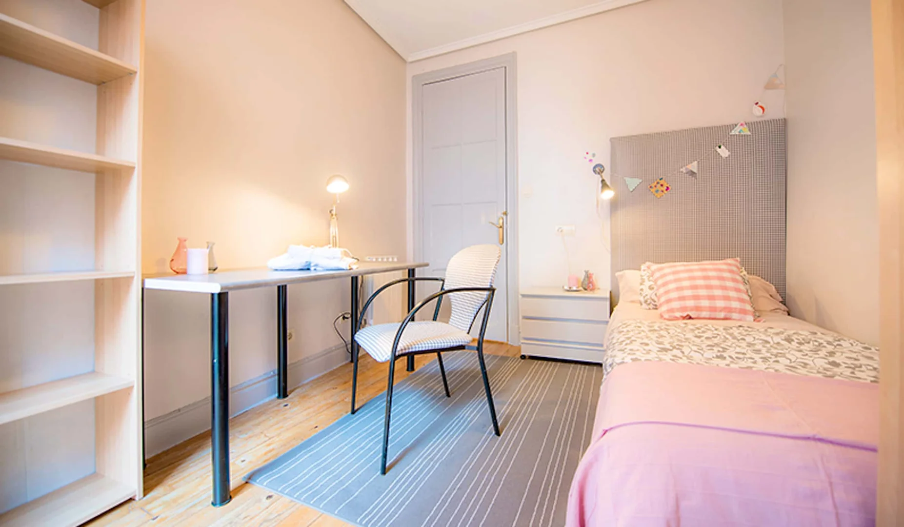 Quarto acessível para estudantes com iluminação ampla em