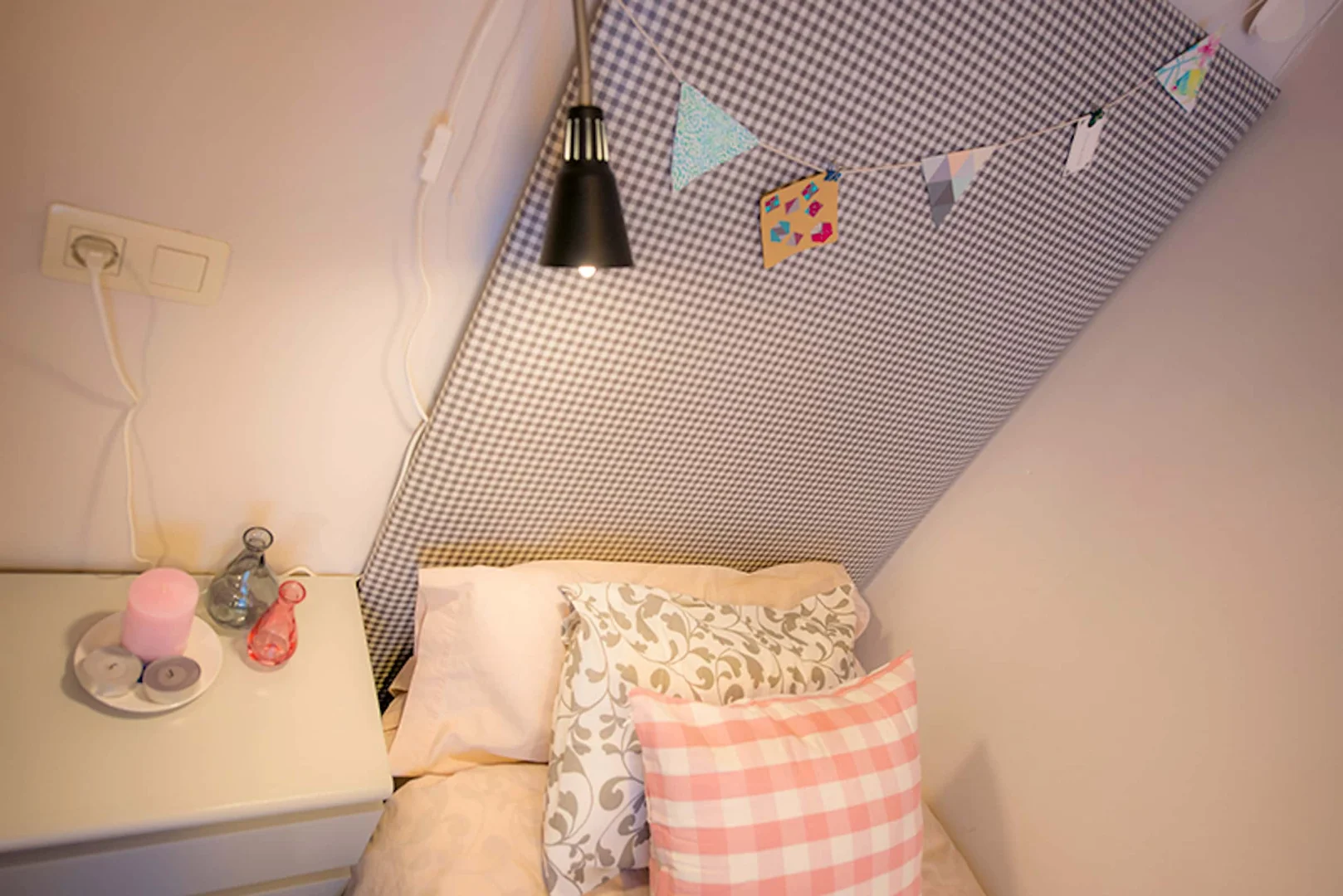 Quarto acessível para estudantes com iluminação ampla em