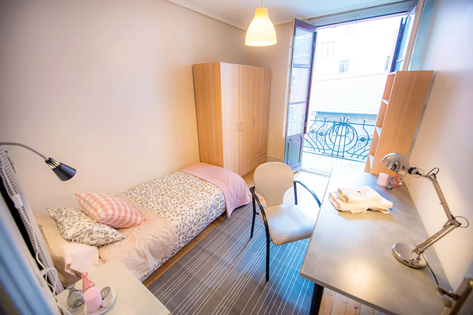 Quarto acessível para estudantes com iluminação ampla em