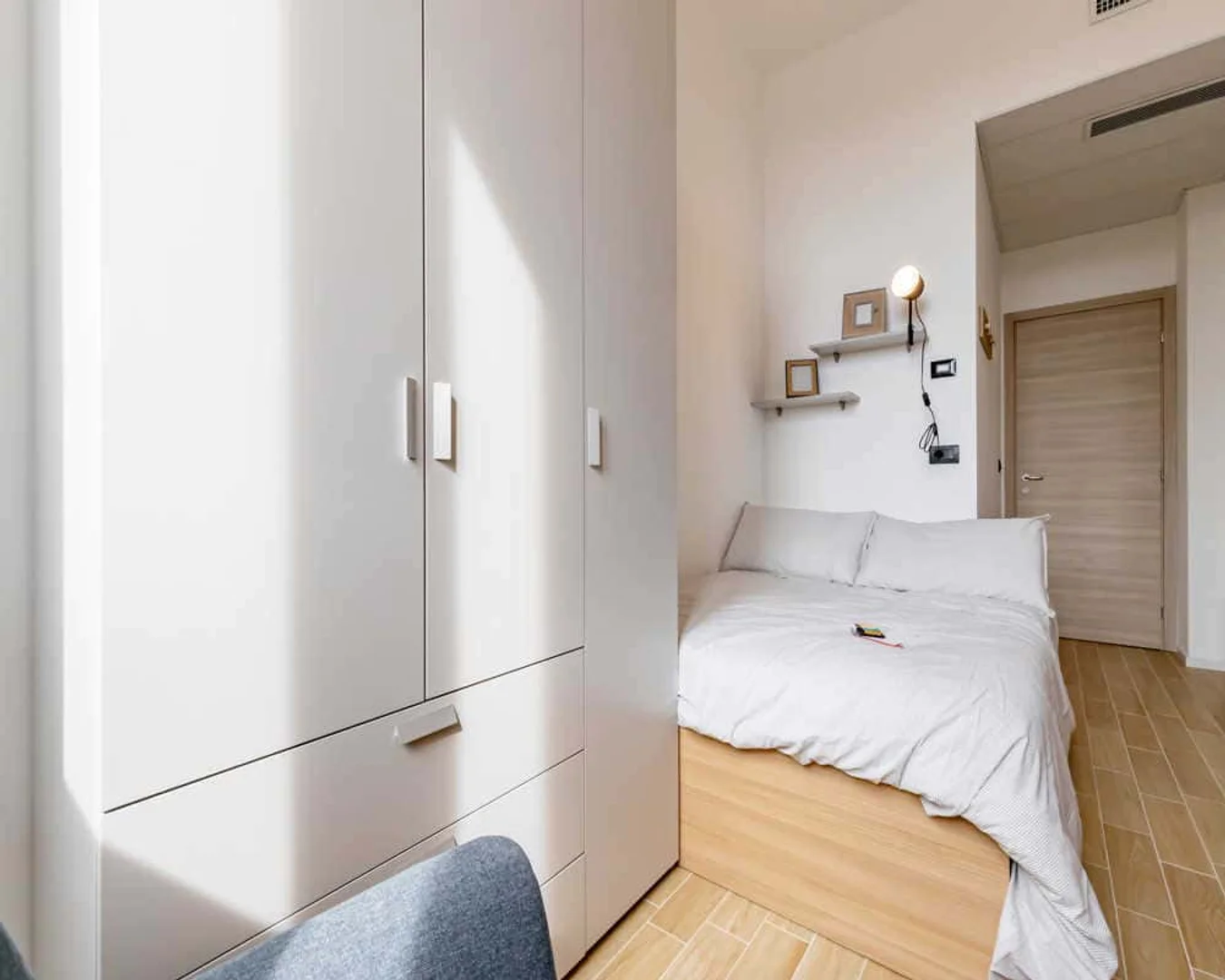 Student-friendly room in with modern amenities