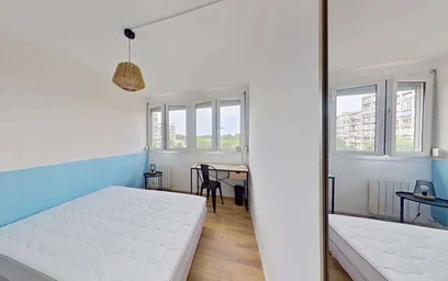 Quarto para alugar com cama de casal em {area}